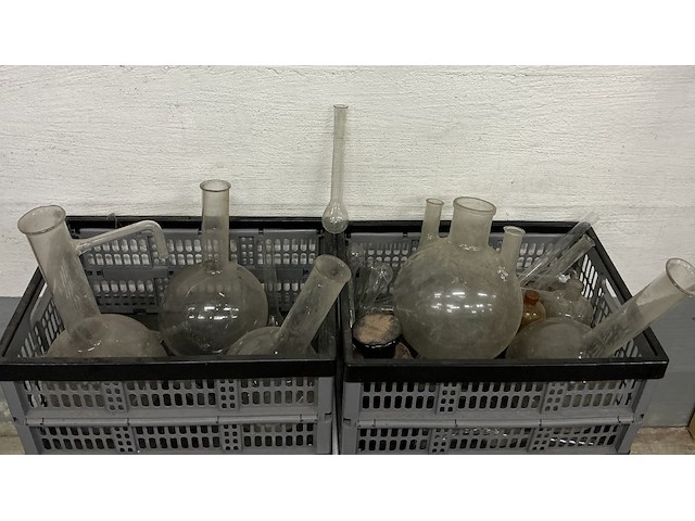2 x dozen laboratoriumglaswerk - kolven, bekers…… - afbeelding 1 van  3