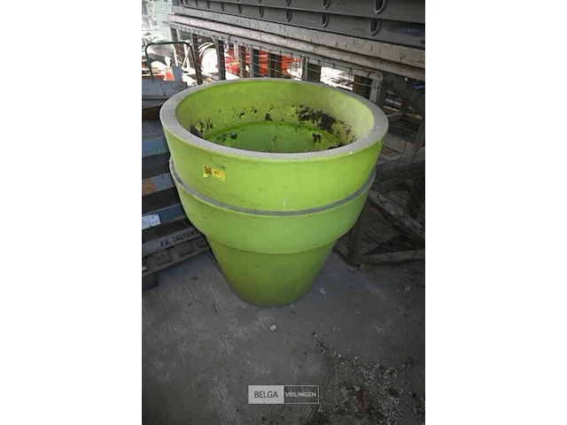 2 x grote kunststof bloempot - afbeelding 1 van  3