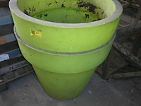 2 x grote kunststof bloempot - afbeelding 1 van  3