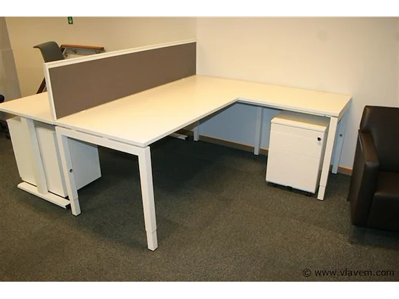 Div. kantoormeubilair: wo. workbenches, lockerkasten, kasten, bureau’s ahrend en bulo, bureaustoelen kinnarps, rolluikkasten robberechts enz.
