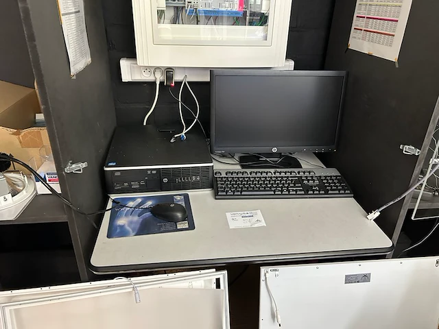 2 x hp desktop + scherm en toetsenbord - afbeelding 1 van  4