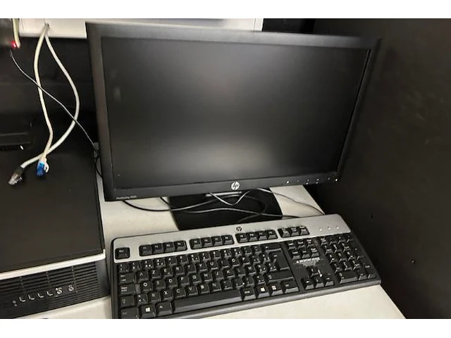 2 x hp desktop + scherm en toetsenbord - afbeelding 2 van  4