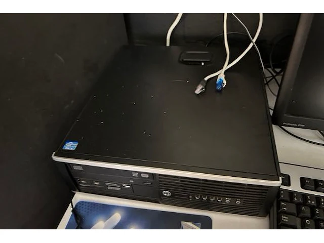 2 x hp desktop + scherm en toetsenbord - afbeelding 3 van  4