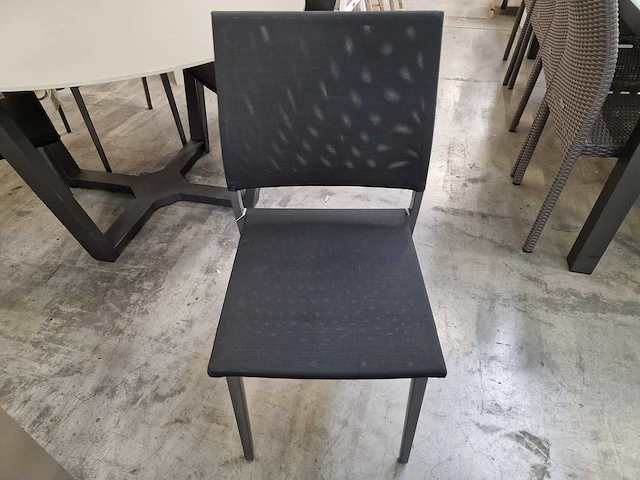 2 x jati-kebon alu stapelstoel orbey zwart - alu frame zwart - afbeelding 3 van  4