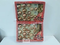 2 x kerstballen 19 stuks + slingers - afbeelding 1 van  3