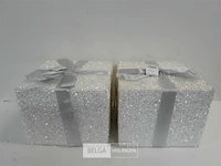 2 x kerstpakje wit met grijze strik 25x25 cm - afbeelding 2 van  3