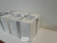 2 x kerstpakje wit met grijze strik 25x25 cm - afbeelding 3 van  3