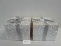 2 x kerstpakje wit met grijze strik 25x25 cm - afbeelding 1 van  3