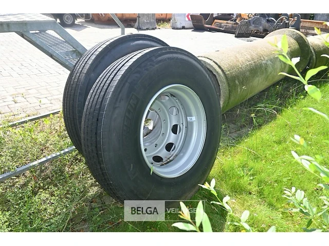 2 x michelin vrachtwagenband + velg - afbeelding 1 van  7