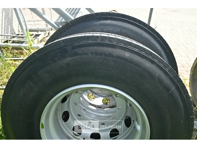 2 x michelin vrachtwagenband + velg - afbeelding 2 van  7