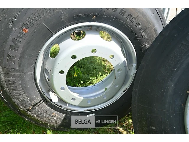 2 x michelin vrachtwagenband + velg - afbeelding 4 van  7