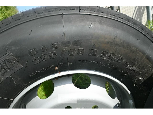 2 x michelin vrachtwagenband + velg - afbeelding 6 van  7