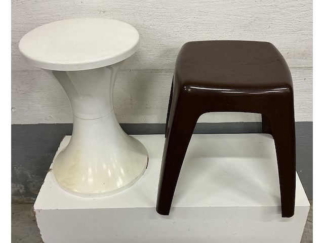 2 x plastiek krukjes, wit en bruin - afbeelding 1 van  1