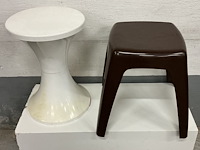 2 x plastiek krukjes, wit en bruin - afbeelding 1 van  1