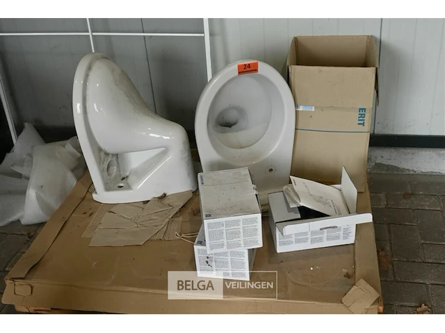 2 x porcher toilet + 3 x geberit toebehoren - afbeelding 1 van  9