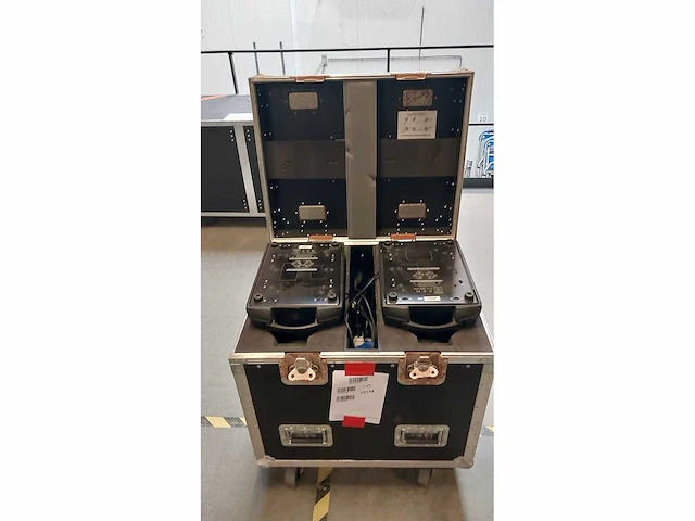 2 x robe robin cyclone (24x15w rgbw/8°-63°/integrated fan) - afbeelding 1 van  7