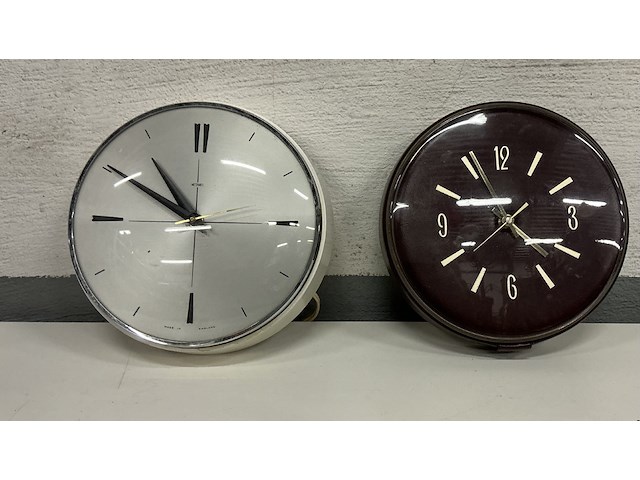 2 x ronde muurklokjes. wit=plastiek/bordeau=kunstleer - afbeelding 1 van  2