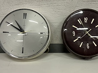 2 x ronde muurklokjes. wit=plastiek/bordeau=kunstleer - afbeelding 1 van  2