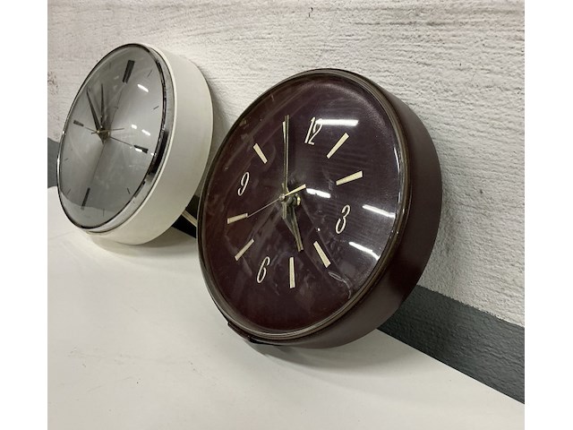 2 x ronde muurklokjes. wit=plastiek/bordeau=kunstleer - afbeelding 2 van  2