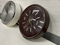 2 x ronde muurklokjes. wit=plastiek/bordeau=kunstleer - afbeelding 2 van  2