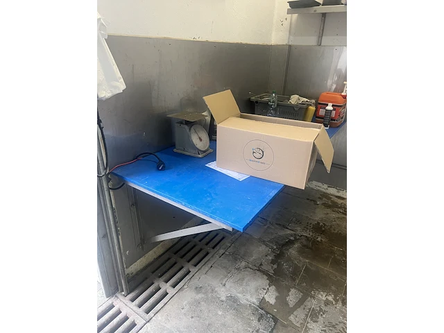 2 x werktafels met blauw kunstofblad - afbeelding 1 van  4