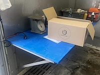 2 x werktafels met blauw kunstofblad