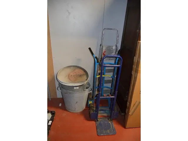2 zinken bakken, 2 zolderwagentjes, alu trapladder 3 treden - afbeelding 1 van  7