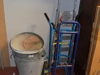 2 zinken bakken, 2 zolderwagentjes, alu trapladder 3 treden - afbeelding 1 van  7