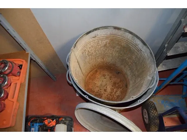 2 zinken bakken, 2 zolderwagentjes, alu trapladder 3 treden - afbeelding 4 van  7