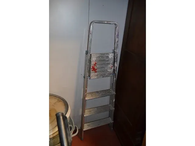 2 zinken bakken, 2 zolderwagentjes, alu trapladder 3 treden - afbeelding 7 van  7