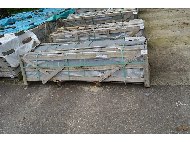 20 granieten platen gebrand en geborsteld met lijnen, 1 zijde afgewerkt grijs 220x45x3 (19,80m2) - afbeelding 1 van  7