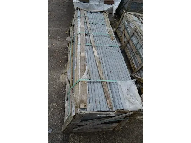 20 granieten platen gebrand en geborsteld met lijnen, 1 zijde afgewerkt grijs 220x45x3 (19,80m2) - afbeelding 5 van  7