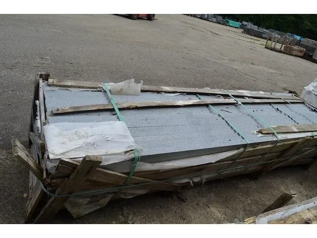 20 granieten platen gebrand en geborsteld met lijnen, 1 zijde afgewerkt grijs 220x45x3 (19,80m2) - afbeelding 6 van  7