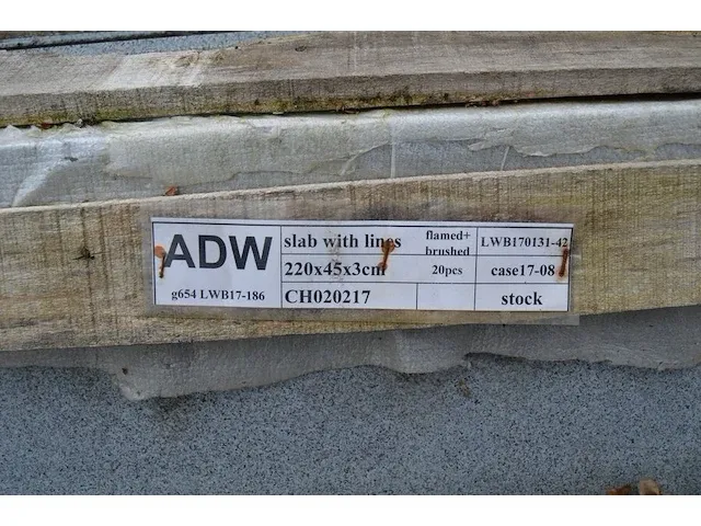 20 granieten platen gebrand en geborsteld met lijnen, 1 zijde afgewerkt grijs 220x45x3 (19,80m2) - afbeelding 7 van  7