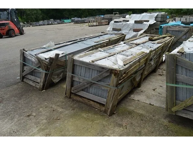 20 granieten platen gebrand en geborsteld met lijnen, 1 zijde afgewerkt grijs 220x45x3 (19,80m2) - afbeelding 4 van  6