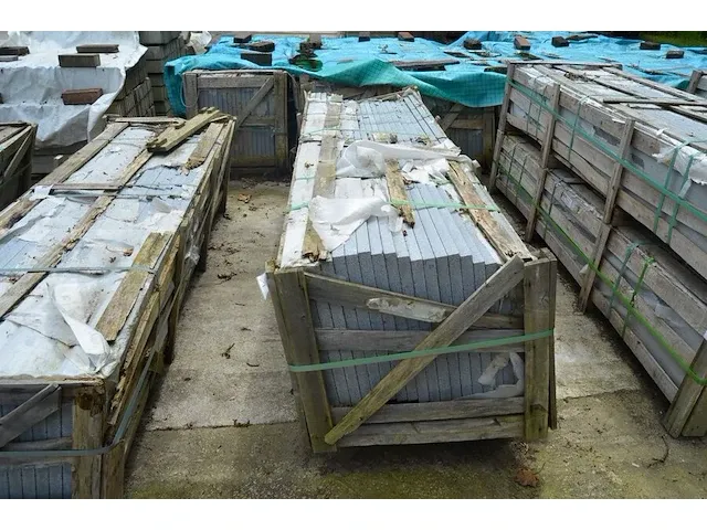 20 granieten platen gebrand en geborsteld met lijnen, 1 zijde afgewerkt grijs 220x45x3 (19,80m2) - afbeelding 1 van  8