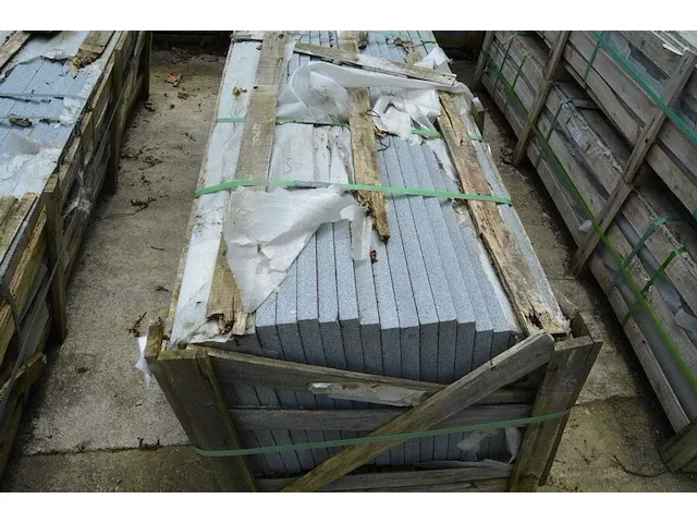 20 granieten platen gebrand en geborsteld met lijnen, 1 zijde afgewerkt grijs 220x45x3 (19,80m2) - afbeelding 4 van  8