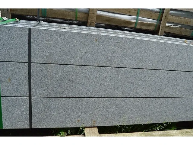 20 granieten platen gebrand en geborsteld met lijnen, 1 zijde afgewerkt grijs 220x45x3 (19,80m2) - afbeelding 7 van  8