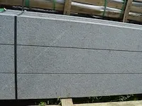 20 granieten platen gebrand en geborsteld met lijnen, 1 zijde afgewerkt grijs 220x45x3 (19,80m2) - afbeelding 7 van  8