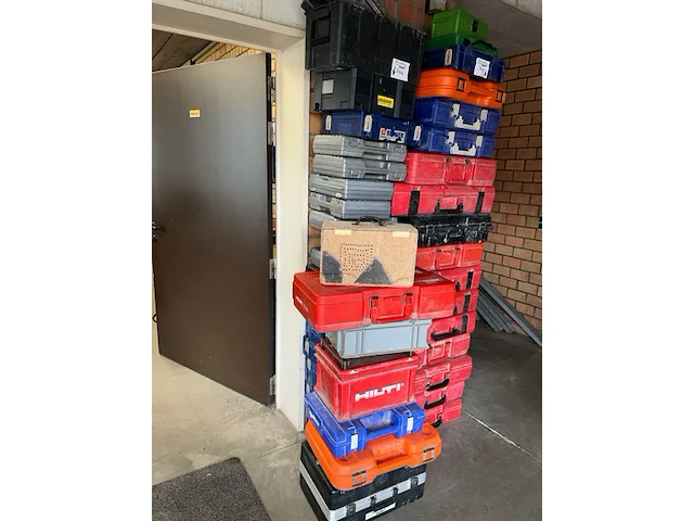 20 lege koffers - afbeelding 1 van  3