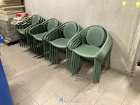 20 stoelen en 4 tafeltjes