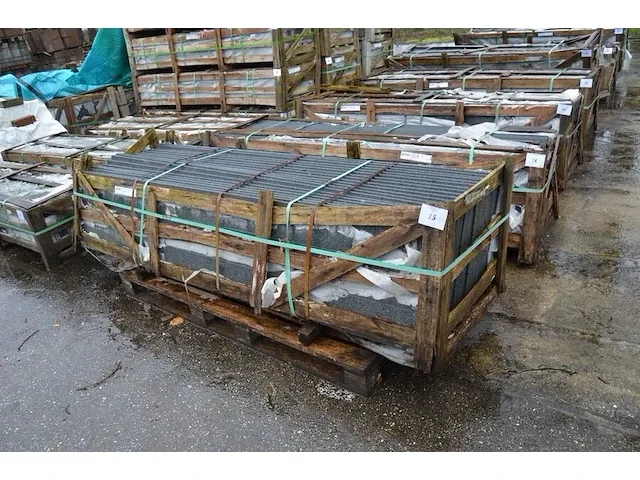 20 stuks grijs granieten platen voor tuinschermen en lage muurtjes gebrand en geborsteld met lijnen 1 zijde afgewerkt afm. 220x45x3 - afbeelding 1 van  6