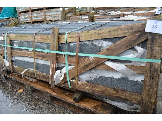 20 stuks grijs granieten platen voor tuinschermen en lage muurtjes gebrand en geborsteld met lijnen 1 zijde afgewerkt afm. 220x45x3 - afbeelding 5 van  6