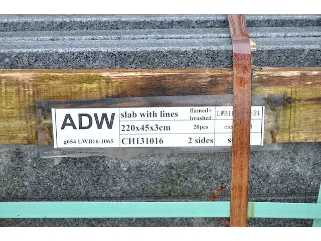 20 stuks grijs granieten platen voor tuinschermen en lage muurtjes gebrand en geborsteld met lijnen 1 zijde afgewerkt afm. 220x45x3 - afbeelding 6 van  6