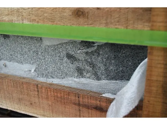 20 stuks grijs granieten platen voor tuinschermen en lage muurtjes gebrand en geborsteld met lijnen 2 zijden afgewerkt afm. 220x30x3 - afbeelding 4 van  5