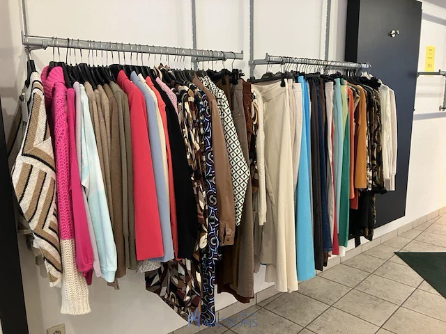 200 kledingstukken en accessoires voor dames - afbeelding 1 van  38