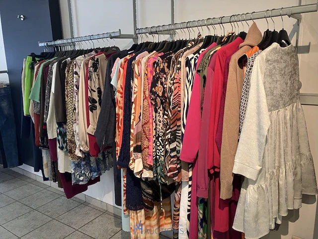 200 kledingstukken en accessoires voor dames - afbeelding 2 van  38
