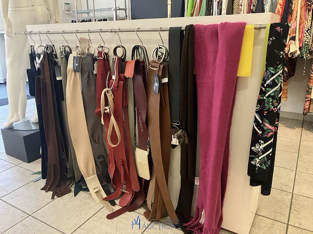 200 kledingstukken en accessoires voor dames - afbeelding 36 van  38