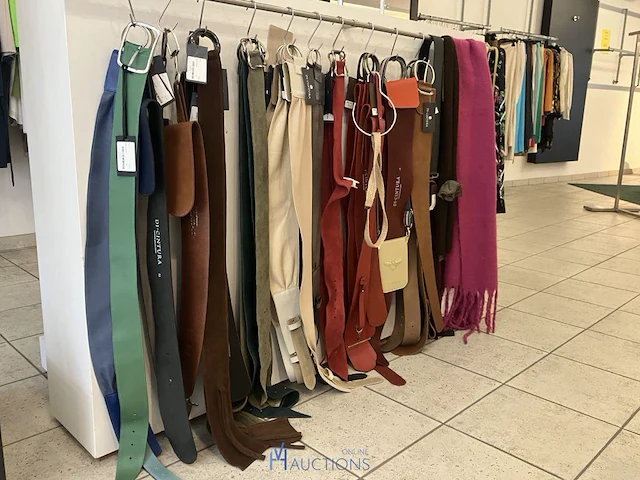 200 kledingstukken en accessoires voor dames - afbeelding 38 van  38