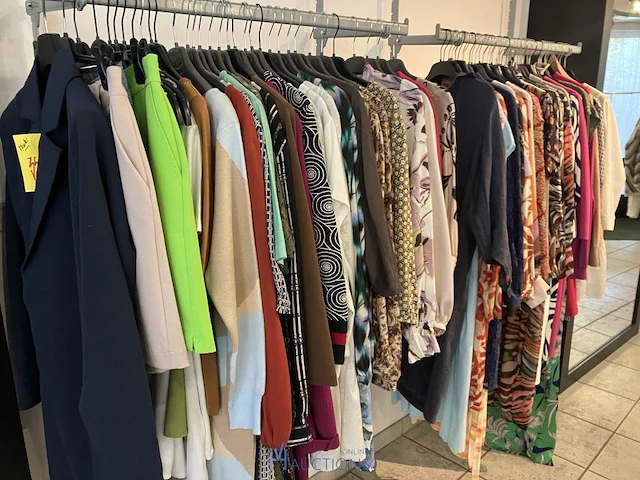 200 kledingstukken en accessoires voor dames - afbeelding 3 van  38